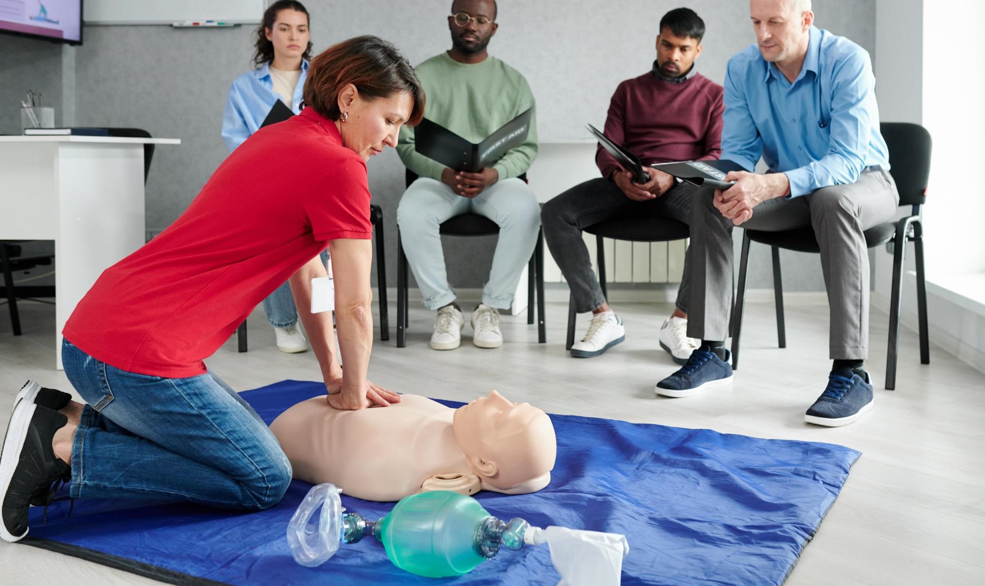 /images/female-instructor-showing-cpr-on-training-doll-2023-11-27-04-59-29-utc-min.jpg